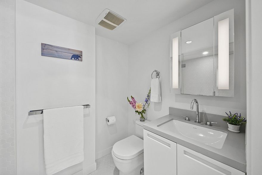 1205 188 Keefer Street