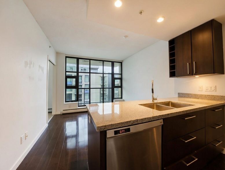 1401 1708 Columbia Street