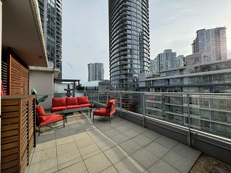 PH7 618 Abbott Street