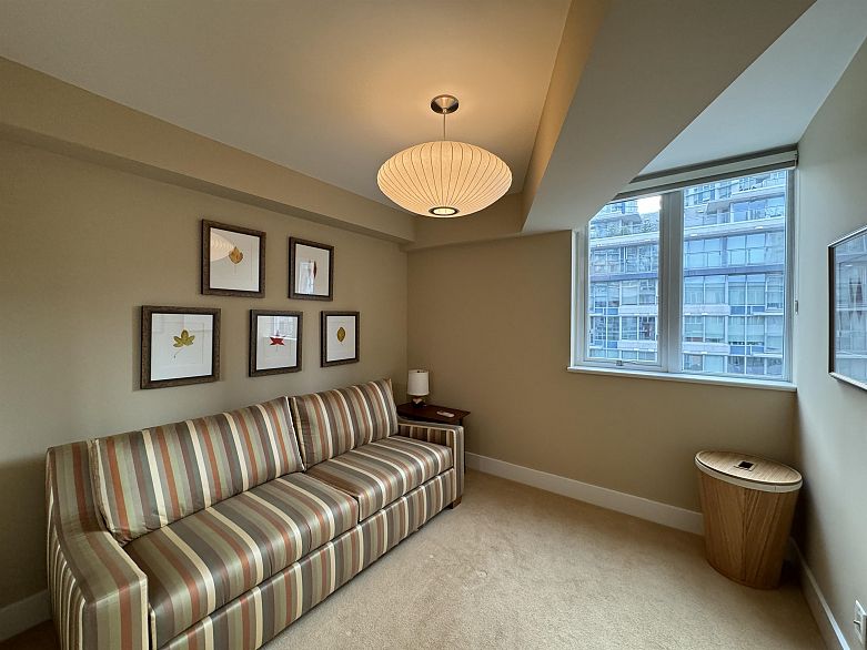 PH7 618 Abbott Street