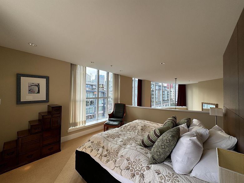 PH7 618 Abbott Street