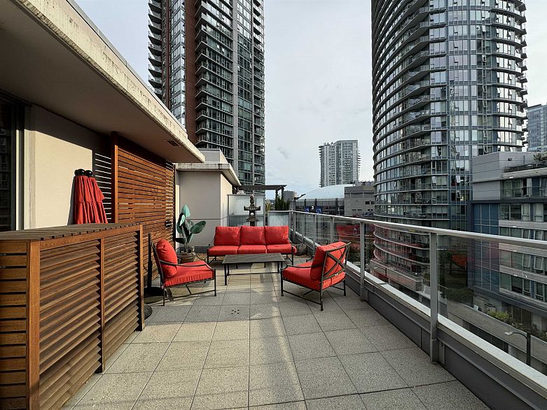 PH7 618 Abbott Street