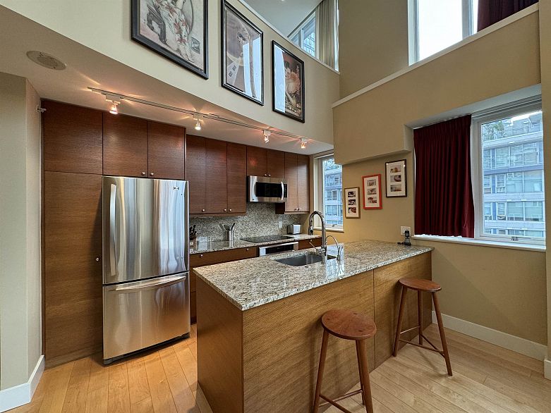 PH7 618 Abbott Street