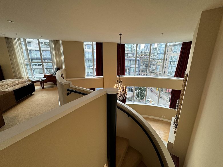 PH7 618 Abbott Street