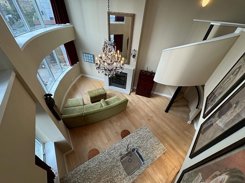 PH7 618 Abbott Street