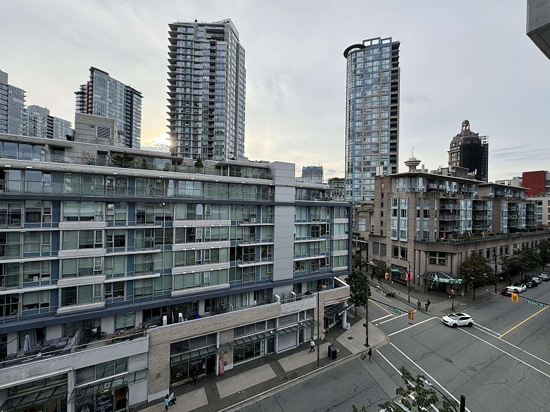 PH7 618 Abbott Street