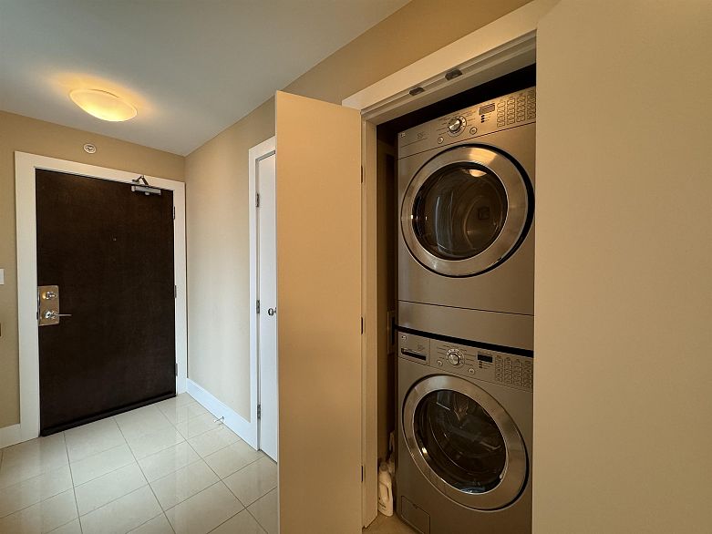 PH7 618 Abbott Street