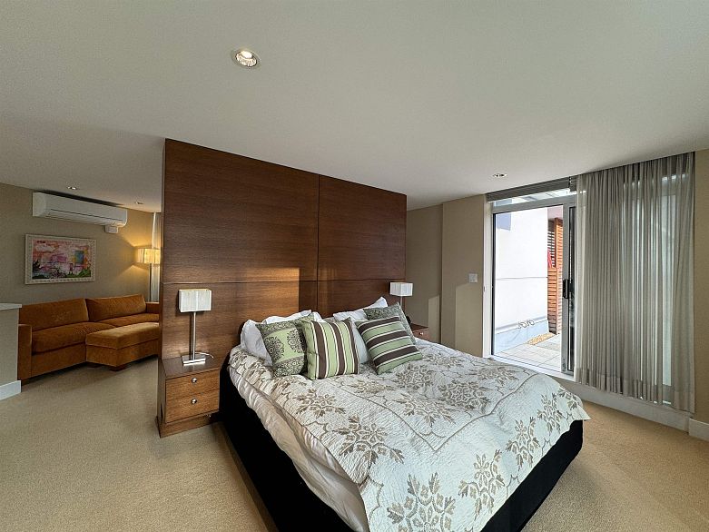 PH7 618 Abbott Street