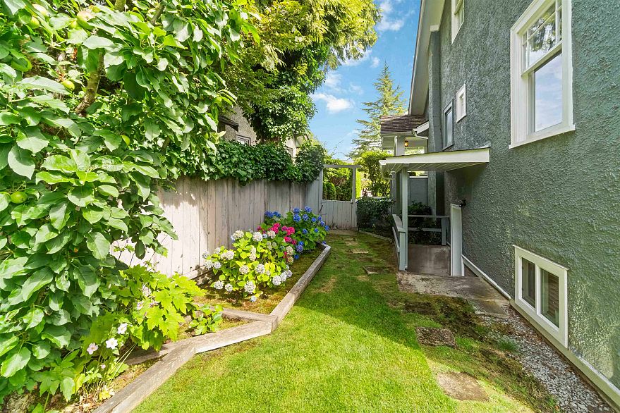 1120 Devonshire Crescent