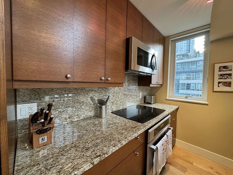 PH7 618 Abbott Street