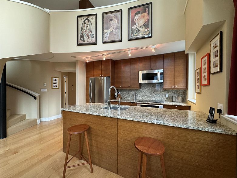 PH7 618 Abbott Street