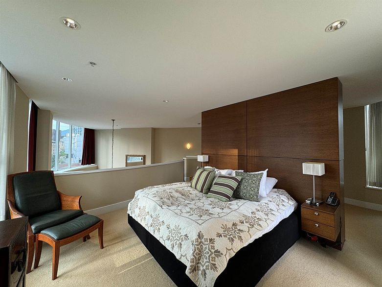 PH7 618 Abbott Street