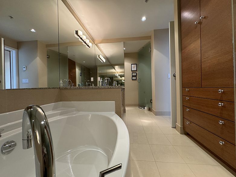 PH7 618 Abbott Street