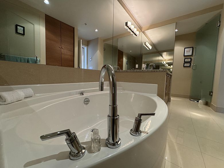 PH7 618 Abbott Street