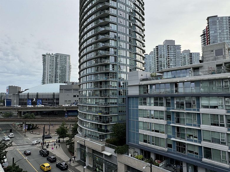 PH7 618 Abbott Street