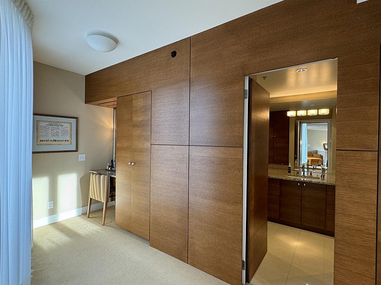 PH7 618 Abbott Street