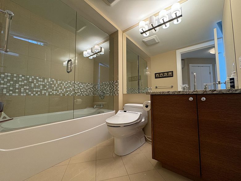 PH7 618 Abbott Street