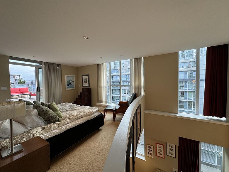 PH7 618 Abbott Street