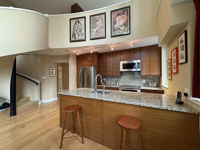 PH7 618 Abbott Street