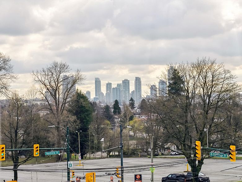 416 2891 E Hastings Street