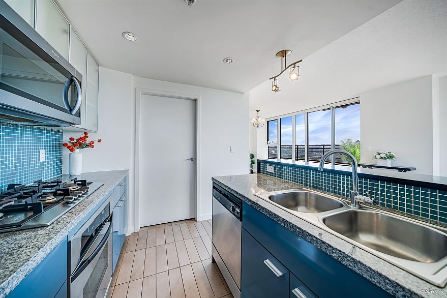 3305 33 Smithe Street