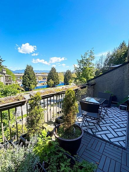 409 774 GREAT NORTHERN WAY, Vancouver BC V5T 1E1