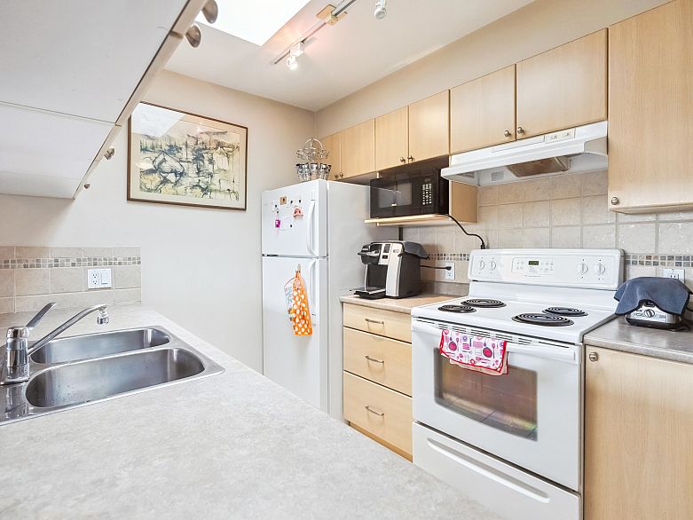 416 2891 E Hastings Street