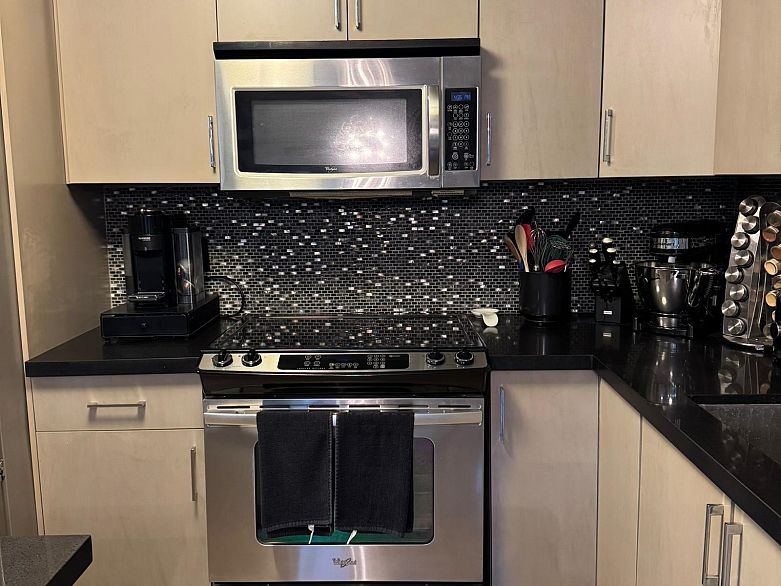 117 2416 W 3rd Avenue