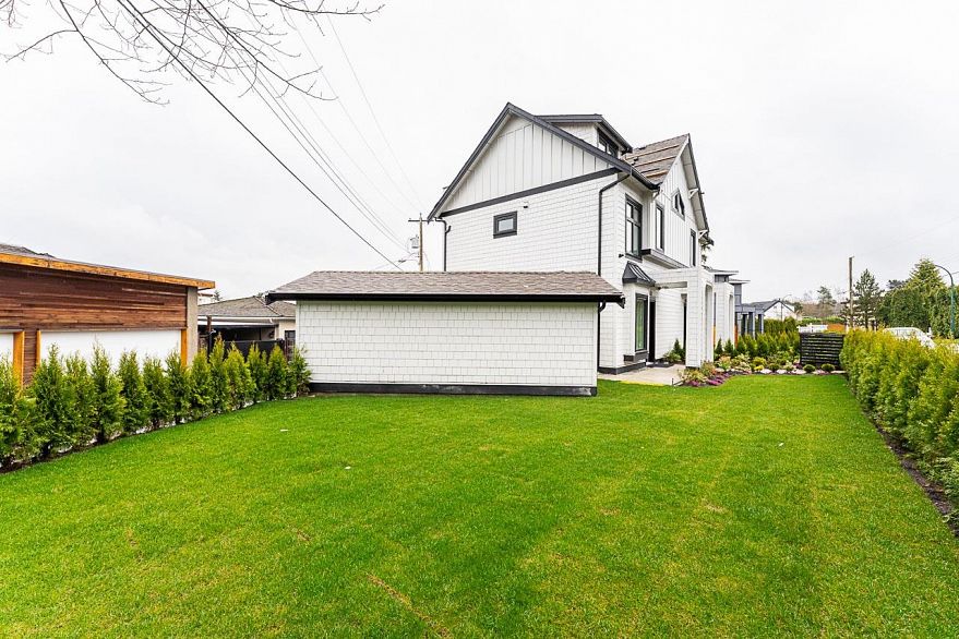 2 2837 Oliver Crescent