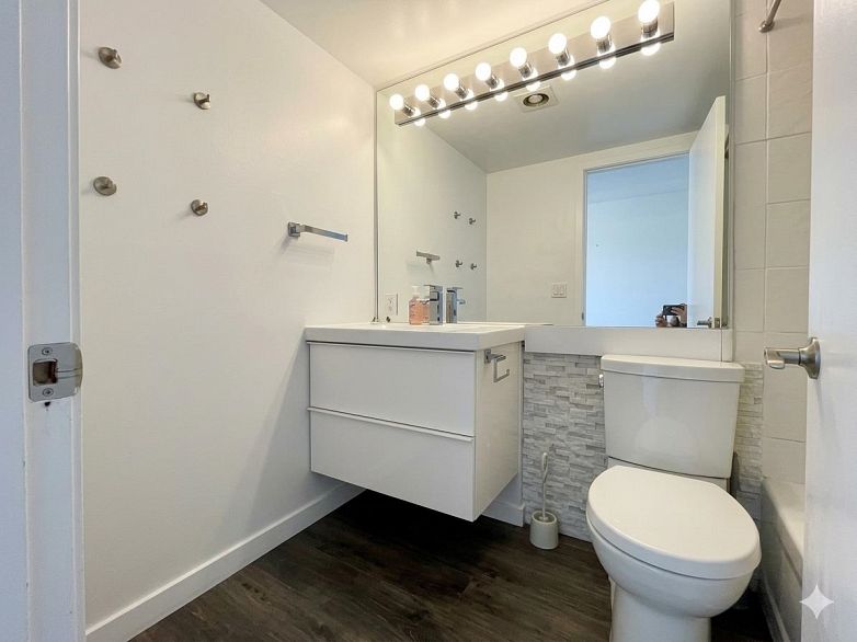 409 774 GREAT NORTHERN WAY, Vancouver BC V5T 1E1