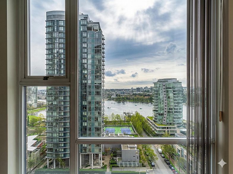 1802 455 Beach Crescent