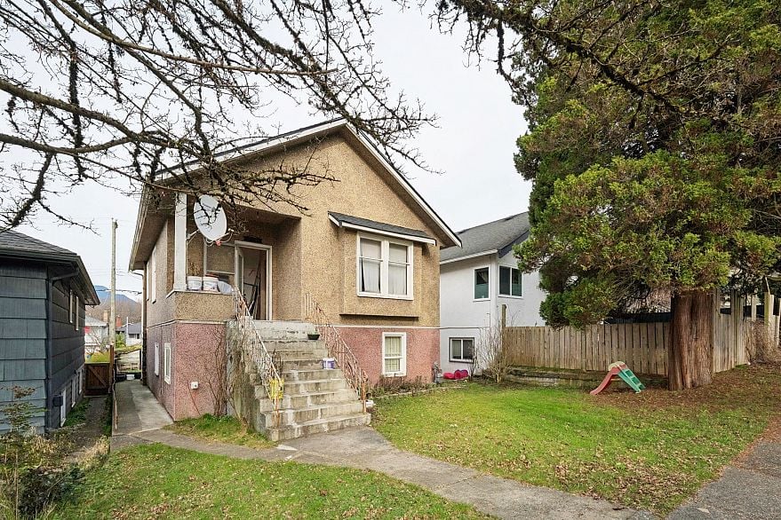 2541 Dundas Street
