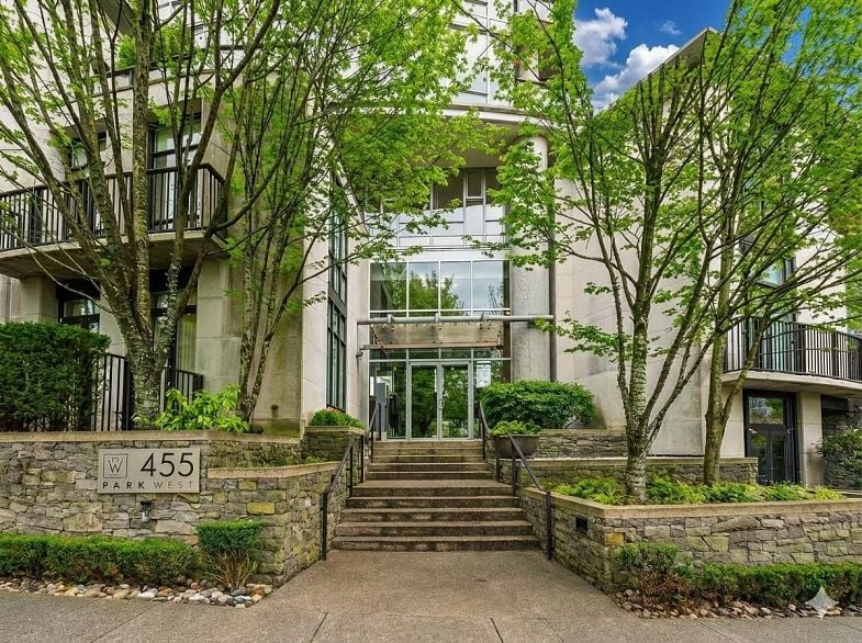 1802 455 Beach Crescent