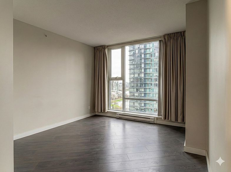 1802 455 Beach Crescent
