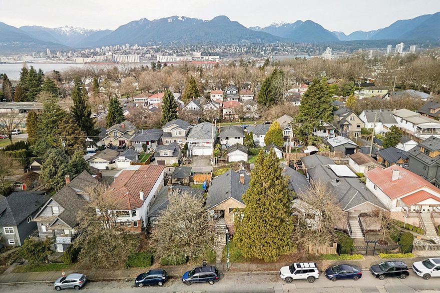 2541 Dundas Street