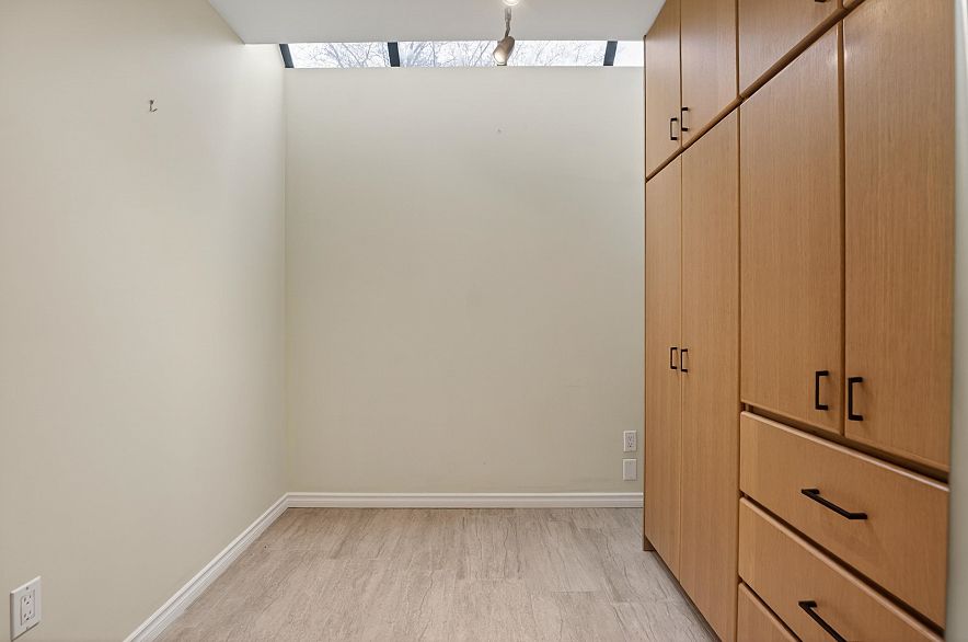 4 3301 W 16th Avenue