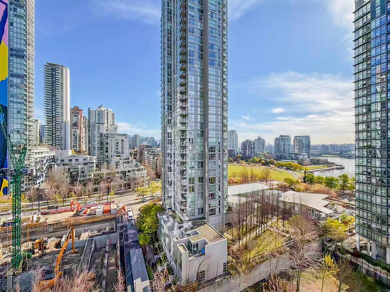 1501 455 Beach Crescent