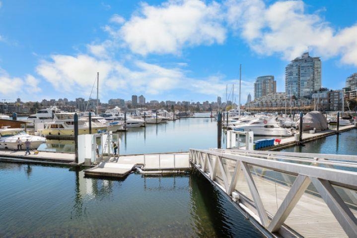 42 1088 Marinaside Crescent