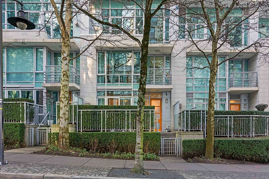 493 Broughton Street