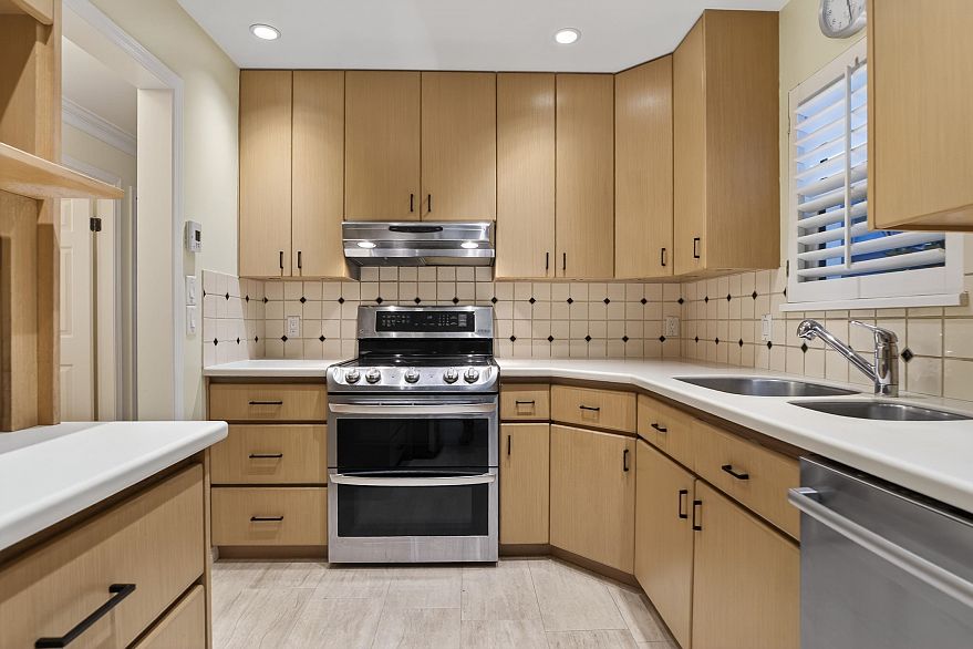 4 3301 W 16th Avenue