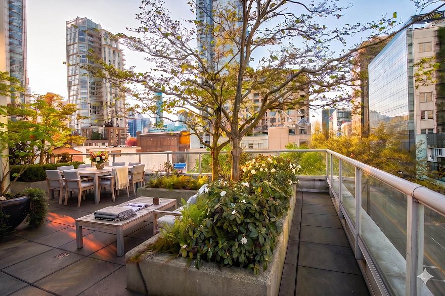 402 480 Robson Street