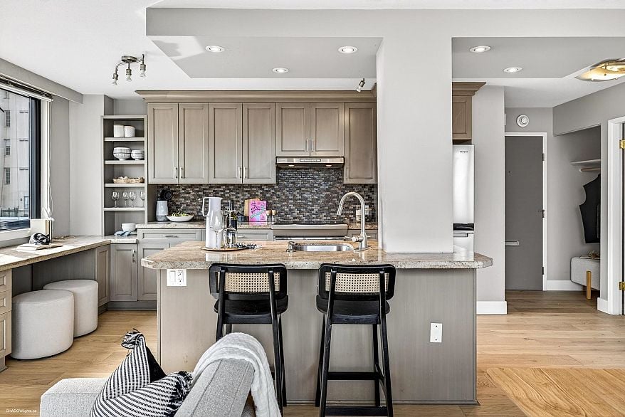 1404 1330 Harwood Street