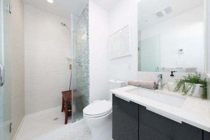 3708 1283 Howe Street