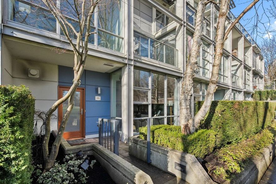TH105 638 Beach Crescent