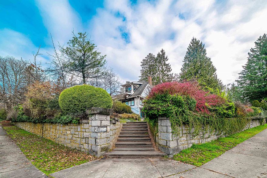1989 W King Edward Avenue