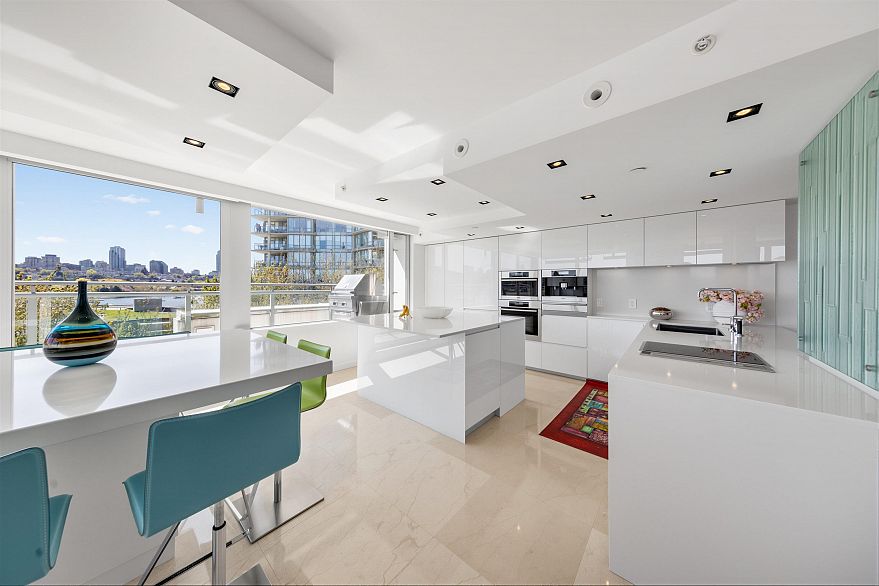 606 1288 Marinaside Crescent