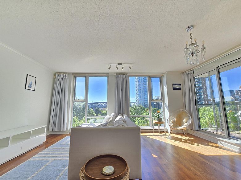 606 455 Beach Crescent