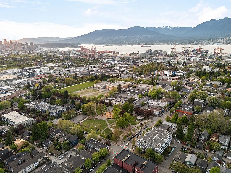 204 725 Commercial Drive