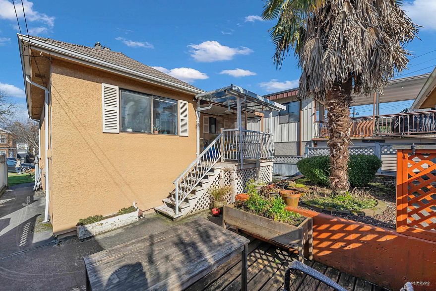 2576 Parker Street