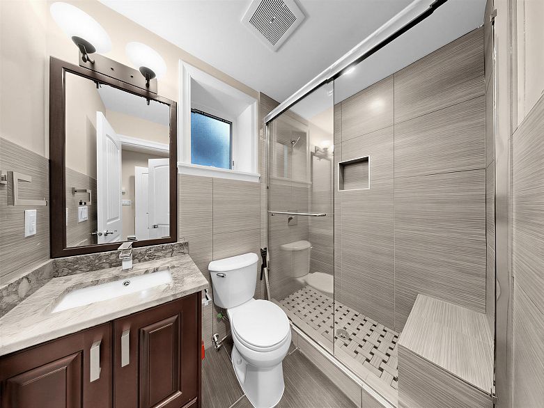 2456 E 45th Avenue
